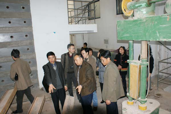 浙江嘉兴学院参观东南大学实验室
